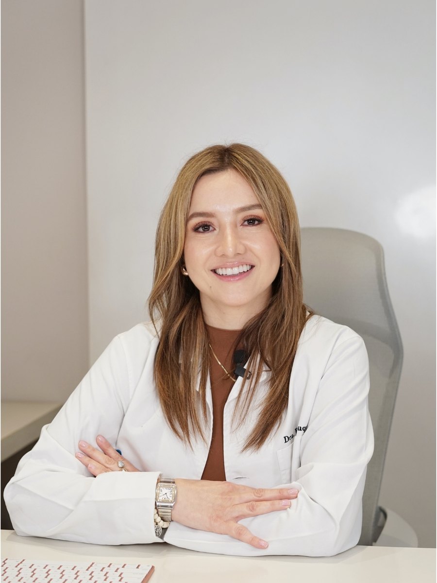 La Dra. Elika Luque durante un procedimiento quirúrgico