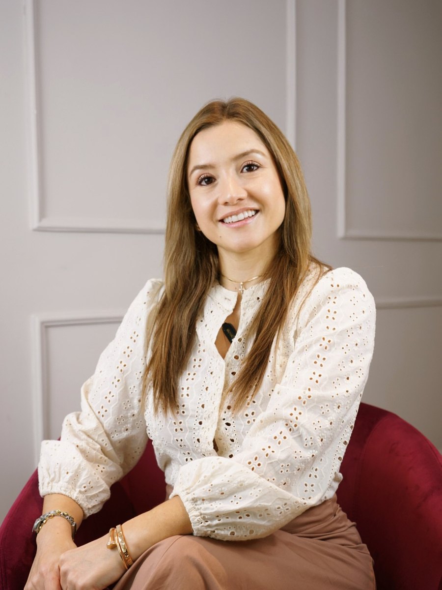 La Dra. Elika Luque durante un procedimiento quirúrgico