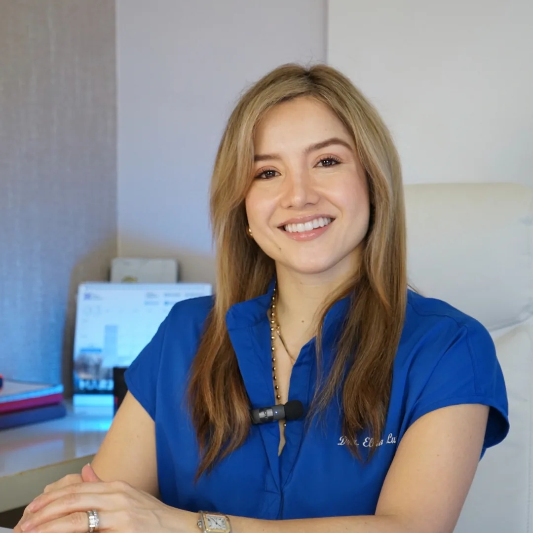 Médica estrechando la mano de un paciente en consulta
